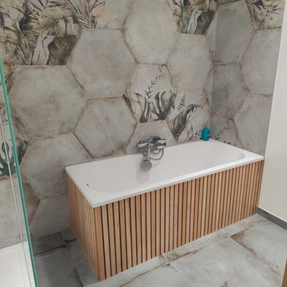 Rossi & Fils à Sclessin : Carrelages hexagonaux dans une salle de bain
