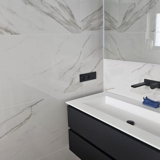 Rossi & Fils à Sclessin : Carrelages effet marbre dans une salle de bain