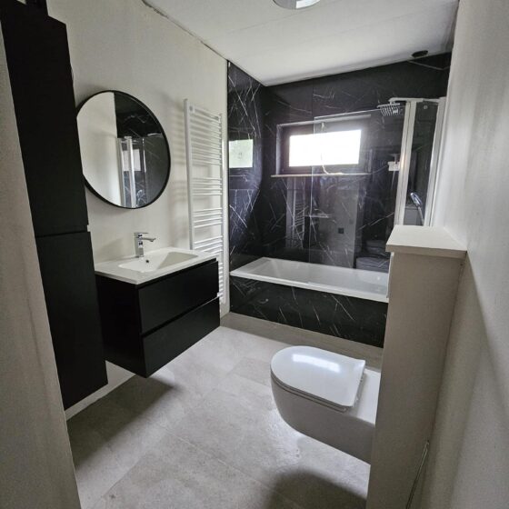 Rossi & Fils à Sclessin : Carrelages sol et murs dans une salle de bain