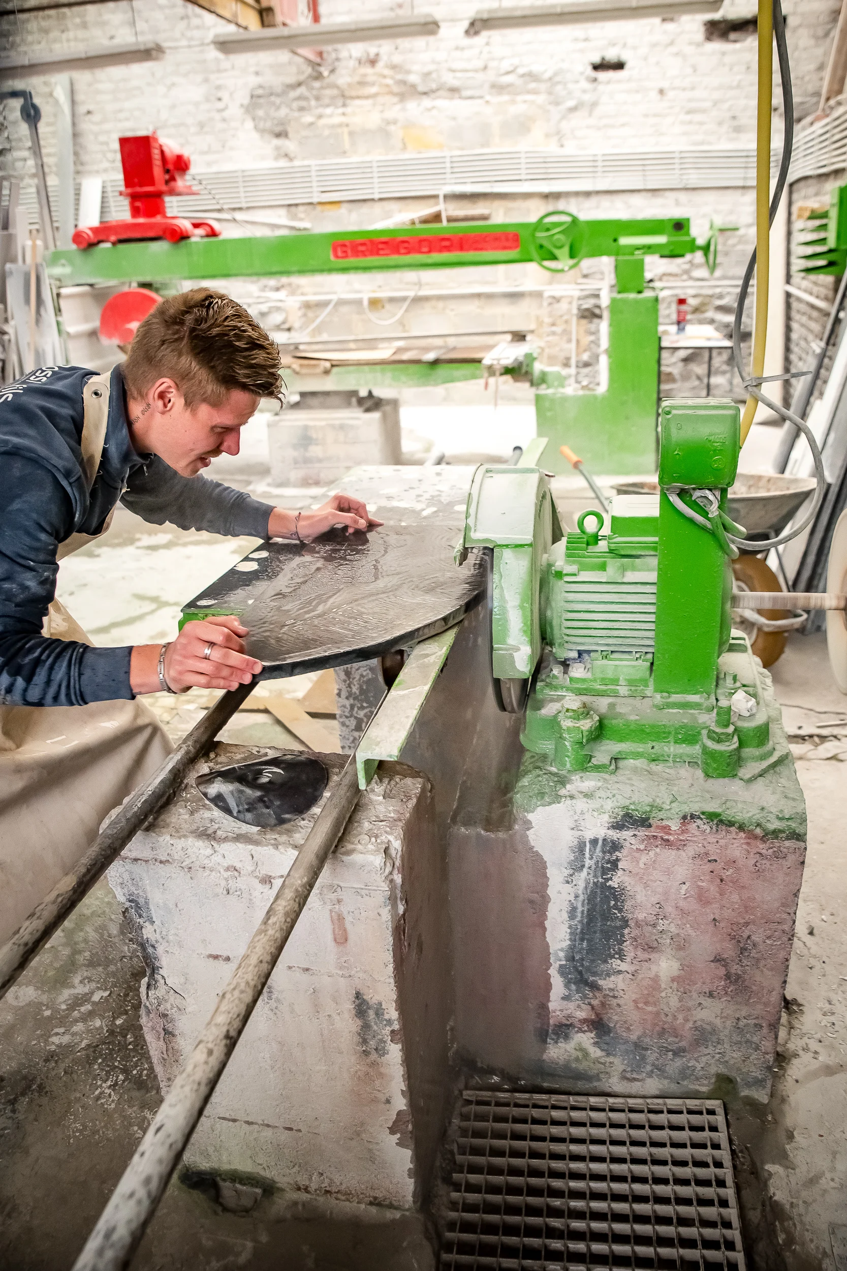 Atelier de marbrerie Rossi & Fils à Sclessin — façonnage d'une dalle de pierre