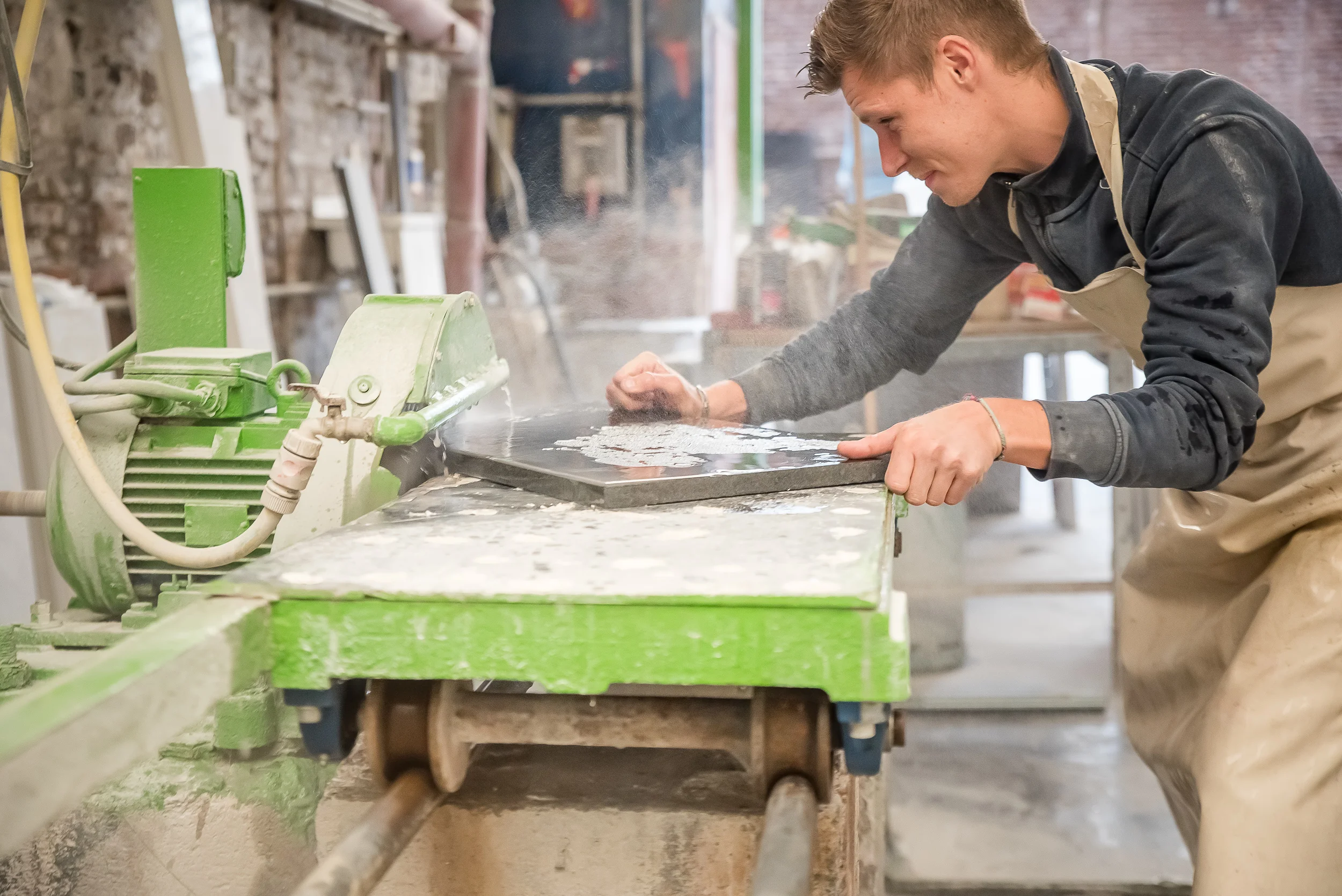 Façonnage et finition d'un bord de pierre à l'atelier Rossi & Fils