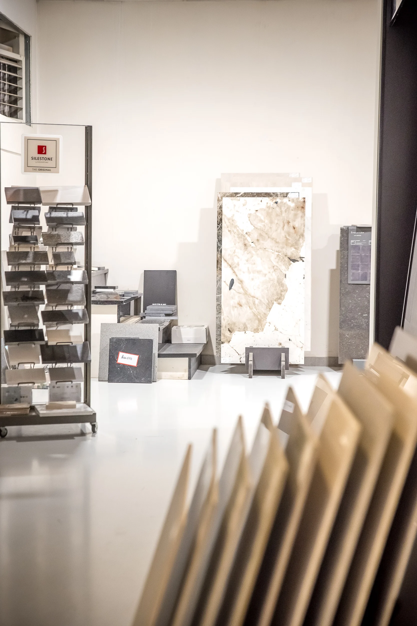 Présentoir d'échantillons de carrelage dans le showroom Rossi & Fils à Sclessin