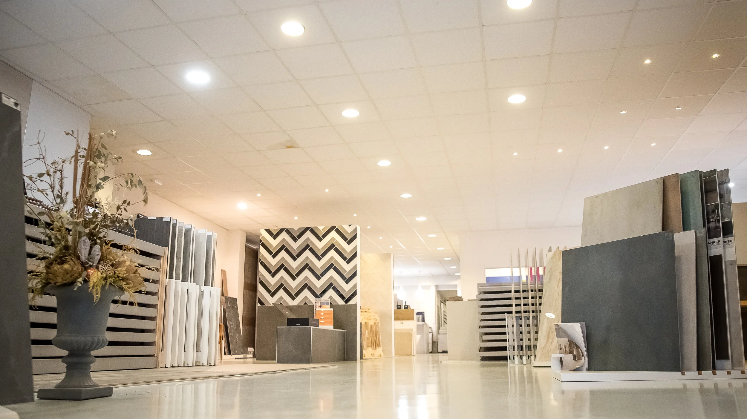 Showroom de carrelage Rossi & Fils à Liège (Sclessin), vue d'ensemble par ambiances